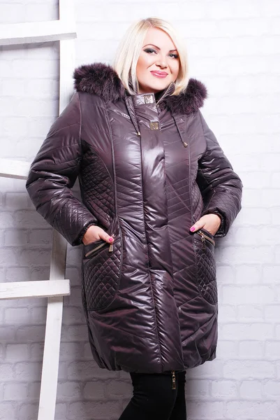 Femme blonde en manteau d'hiver — Photo