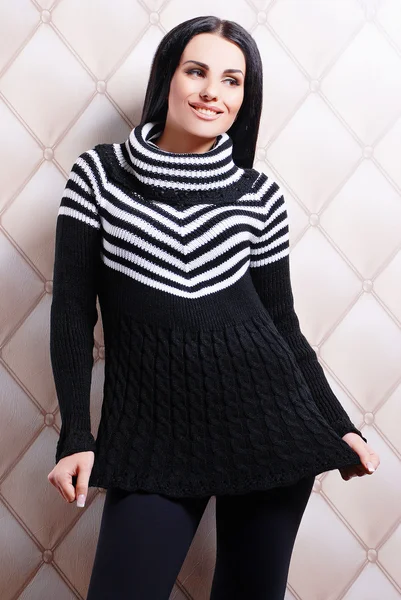 Brünette Frau im Strickpullover — Stockfoto