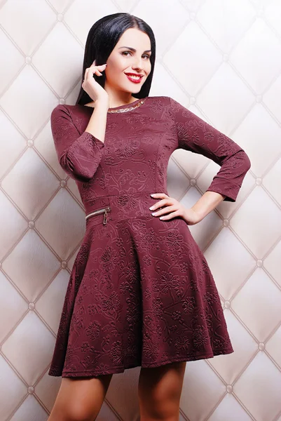 Brunette vrouw in elegante jurk — Stockfoto