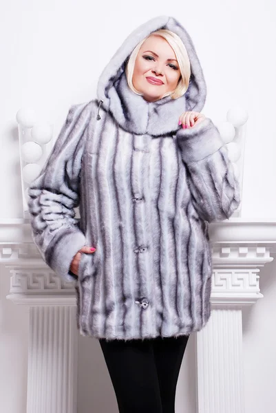 Blond woman in fur coat — Stock Photo, Image