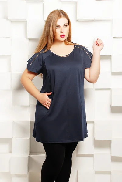 Plus size kvinna i casual kläder — Stockfoto