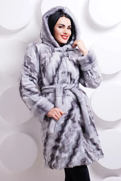 Abrigo de piel de mujer en invierno — Foto de Stock