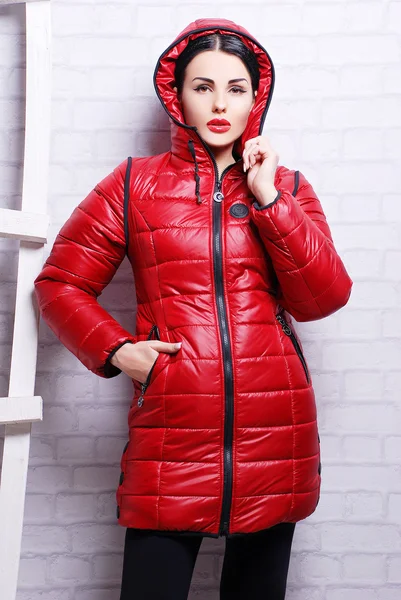 Brunetta donna in cappotto invernale — Foto Stock