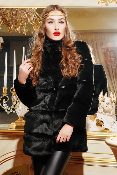 Mulher bonita em casaco de pele na moda — Fotografia de Stock