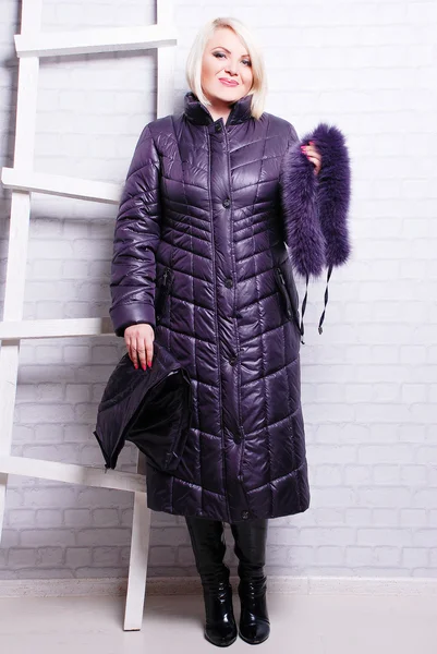 Mulher no casaco da moda — Fotografia de Stock