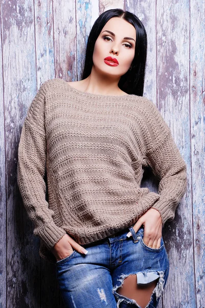 Mujer en suéter de punto casual — Foto de Stock