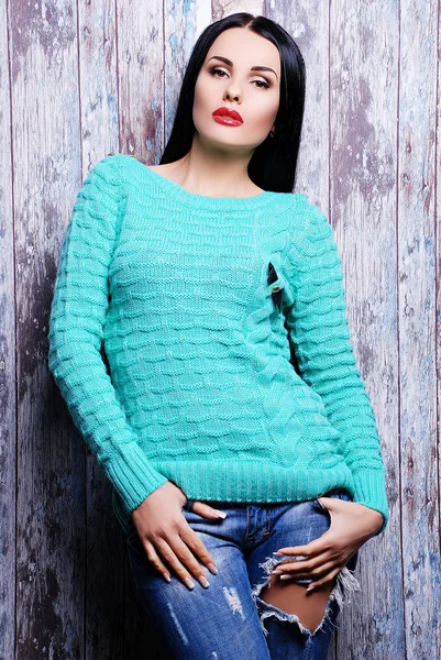 Femme en pull tricoté décontracté — Photo