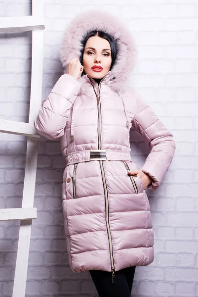Женщина в зимнем пальто — стоковое фото