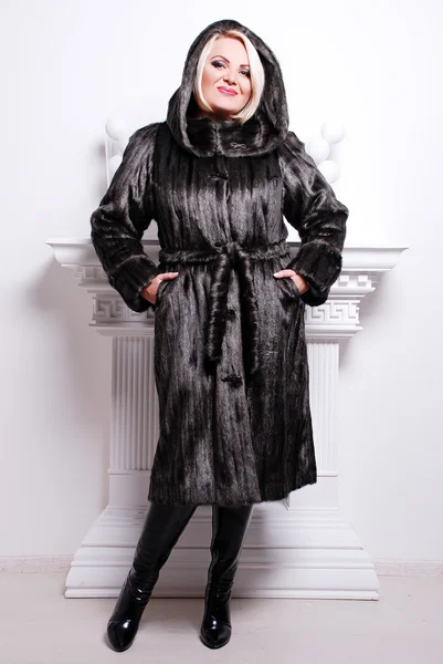 Mulher loira em casaco de peles — Fotografia de Stock