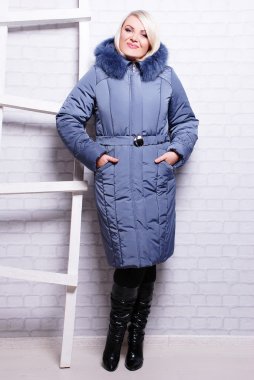 Kışlık ceketli güzel kadın.