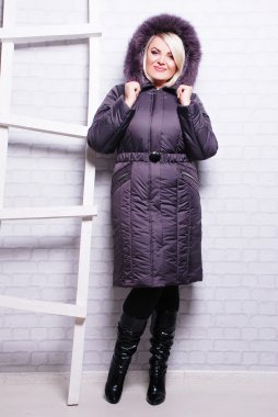 Kışlık ceketli güzel kadın.