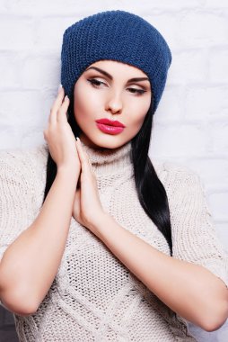 Kış şapkalı kadın