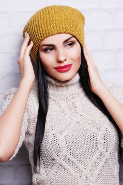 Kış şapkalı kadın