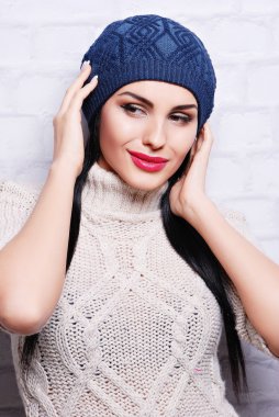 Kış şapkalı kadın