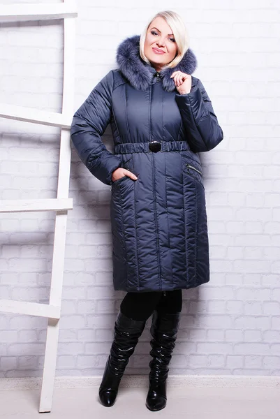 Kışlık ceketli güzel kadın.