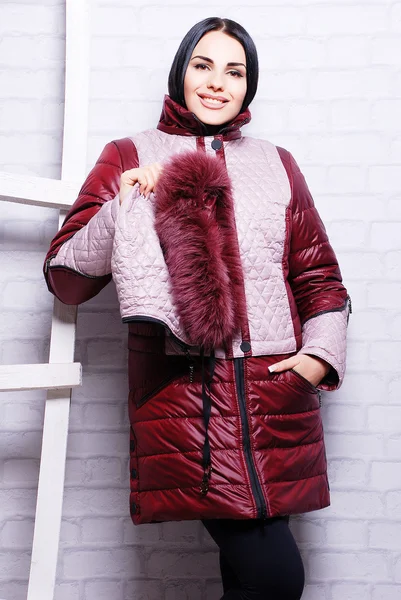 Kvinna i casual vinterkläder — Stockfoto
