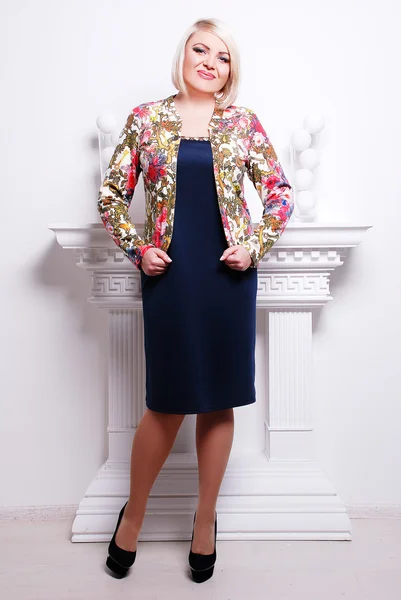 Donna bionda in abito elegante — Foto Stock