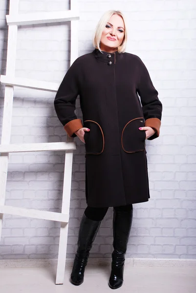 Žena ve stylovém kabátě — Stock fotografie
