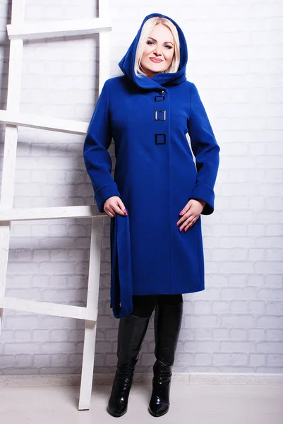 Mujer con abrigo elegante — Foto de Stock