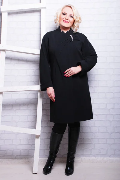 Žena ve stylovém kabátě — Stock fotografie