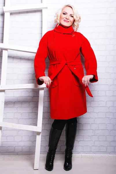 Mulher em casaco elegante — Fotografia de Stock