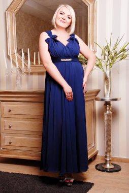 Artı şık elbiseli kadın boyutu