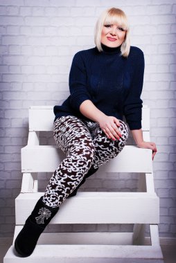 Güzel artı boyutu kadın rahat kıyafetler içinde