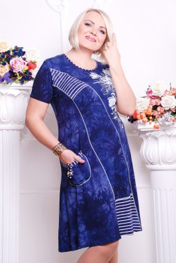 Elbiseli sarışın artı boyutu kadın