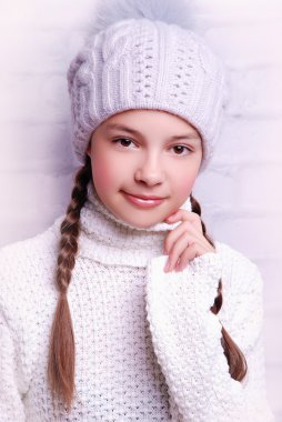 Gülümseyen kız sıcak şapka
