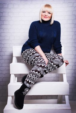 Güzel artı boyutu kadın rahat kıyafetler içinde