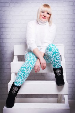 Güzel artı boyutu kadın rahat kıyafetler içinde