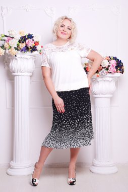 Elbiseli sarışın artı boyutu kadın