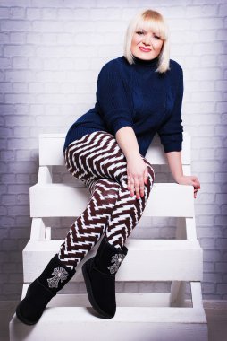 Güzel artı boyutu kadın rahat kıyafetler içinde