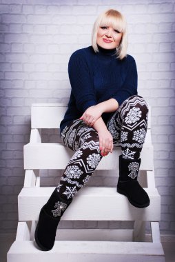 Güzel artı boyutu kadın rahat kıyafetler içinde