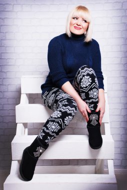 Güzel artı boyutu kadın rahat kıyafetler içinde