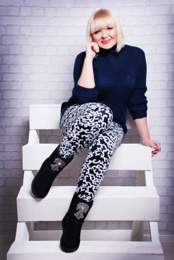 Güzel artı boyutu kadın rahat kıyafetler içinde