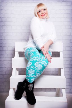 Güzel artı boyutu kadın rahat kıyafetler içinde