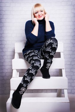 Güzel artı boyutu kadın rahat kıyafetler içinde