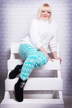 Güzel artı boyutu kadın rahat kıyafetler içinde