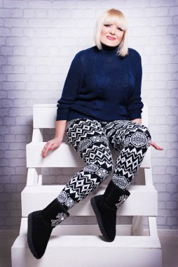 Güzel artı boyutu kadın rahat kıyafetler içinde