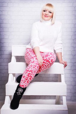 Güzel artı boyutu kadın rahat kıyafetler içinde