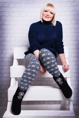 Güzel artı boyutu kadın rahat kıyafetler içinde