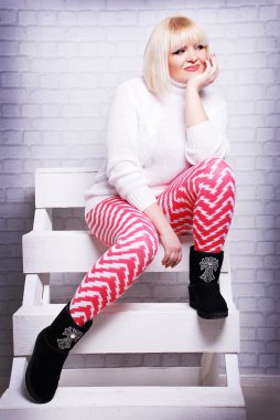 Güzel artı boyutu kadın rahat kıyafetler içinde