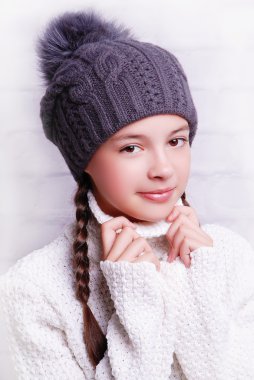 Gülümseyen kız sıcak şapka