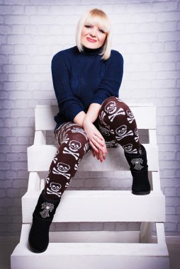 Güzel artı boyutu kadın rahat kıyafetler içinde