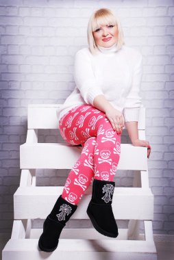 Güzel artı boyutu kadın rahat kıyafetler içinde