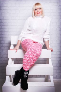 Güzel artı boyutu kadın rahat kıyafetler içinde