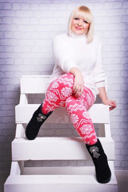 Güzel artı boyutu kadın rahat kıyafetler içinde