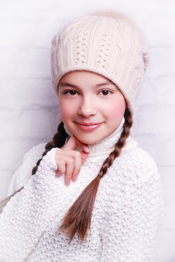 Gülümseyen kız sıcak şapka