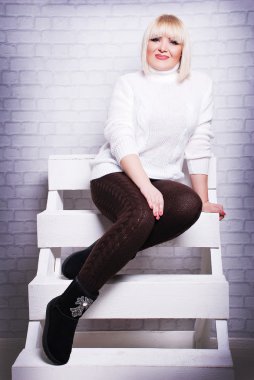 Güzel artı boyutu kadın rahat kıyafetler içinde